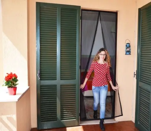 Zanzariere magnetiche, vivi l'estate senza insetti