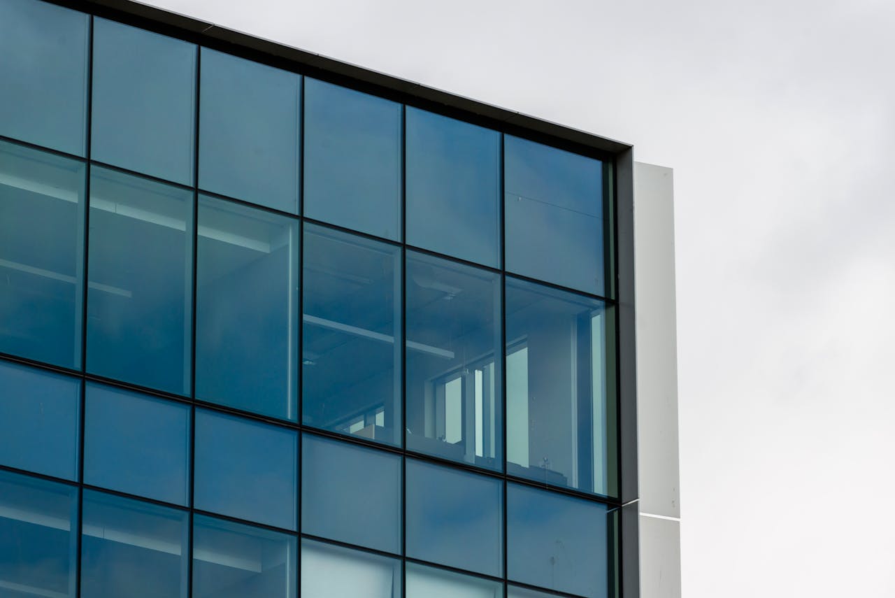 Facciate continue: l’involucro evoluto tra visione architettonica e ingegneria